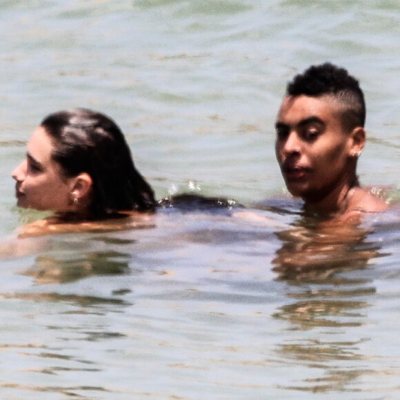Bruna Linzmeyer e uma jovem aproveitaram juntas dia em praia do Rio de Janeiro, nesta segunda-feira, 28 de outubro de 2019