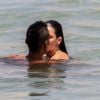 Bruna Linzmeyer e uma jovem trocaram beijos em praia do Rio de Janeiro