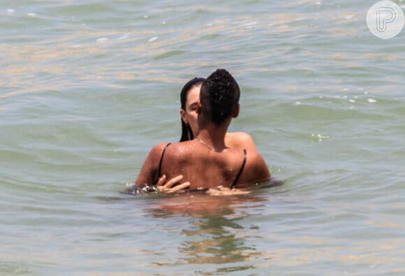 Bruna Linzmeyer trocou beijos com uma jovem em praia do Rio de Janeiro, nesta segunda-feira, 28 de outubro de 2019