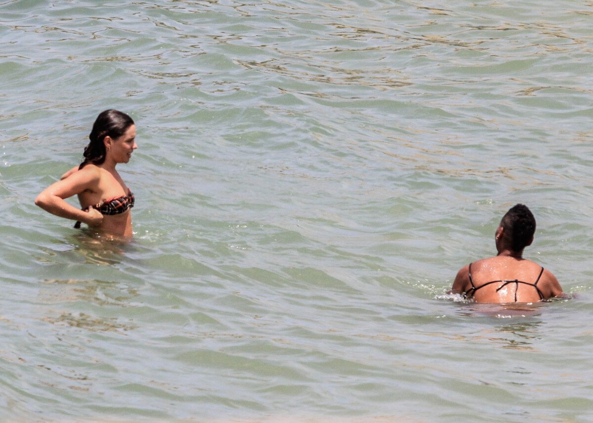 Foto: Bruna Linzmeyer e uma jovem aproveitaram juntas dia em praia do Rio  de Janeiro - Purepeople