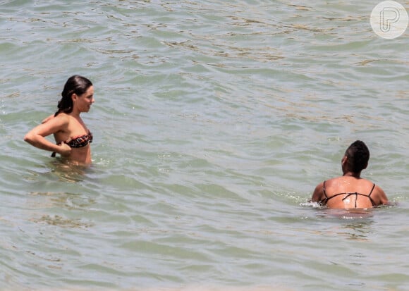 Bruna Linzmeyer e uma jovem aproveitaram juntas dia em praia do Rio de Janeiro