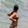 Bruna Linzmeyer curtiu dia de calor em praia do Rio de Janeiro com uma jovem