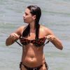 Bruna Linzmeyer retirou a parte de cima do biquíni ao fazer topless em praia do Rio de Janeiro, nesta segunda-feira, 28 de outubro de 2019