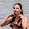 Bruna Linzmeyer e uma amiga se divertiram em praia do Rio de Janeiro e se refrescaram nas águas da orla