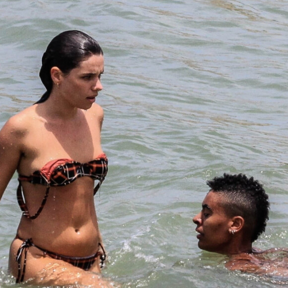 Bruna Linzmeyer e uma amiga se divertiram em praia do Rio de Janeiro, nesta segunda-feira, 28 de outubro de 2019