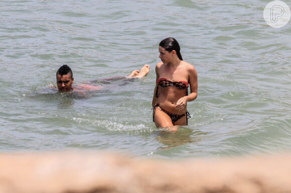 Bruna Linzmeyer e uma amiga se divertiram em praia do Rio de Janeiro e se refrescaram nas águas da orla da cidade, nesta segunda-feira, 28 de outubro de 2019