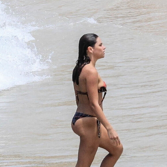 Bruna Linzmeyer e uma amiga foram à praia do Rio de Janeiro, nesta segunda-feira, 28 de outubro de 2019