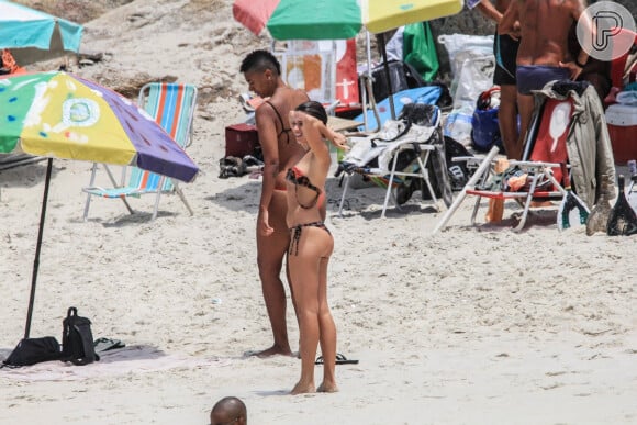 Bruna Linzmeyer e uma jovem também aproveitaram o dia na praia para renovarem o bronzeado