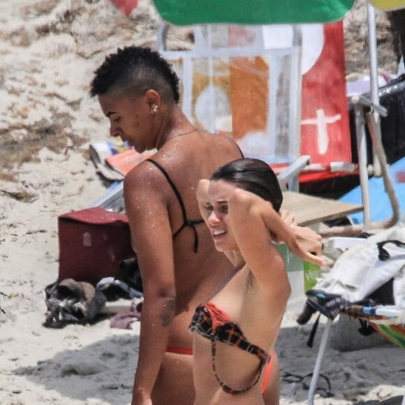 Bruna Linzmeyer e uma jovem também aproveitaram o dia na praia para renovarem o bronzeado