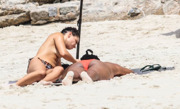 Bruna Linzmeyer passou protetor solar em jovem durante passagem por praia do Rio de Janeiro