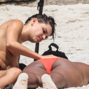 Bruna Linzmeyer curtiu dia de sol em praia do Rio