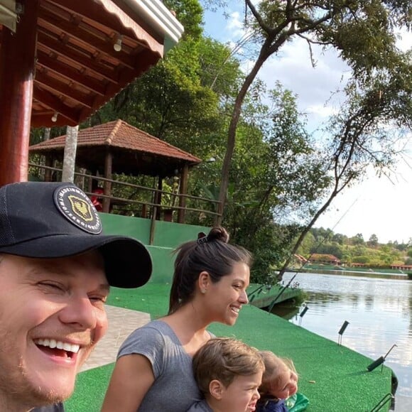 Thais Fersoza fotografa carinho de Melinda ao ver irmão dormindo: 'Chamego'