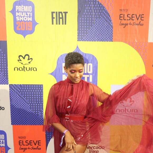 Erika Januza aposta em saia esvoaçante no Prêmio Multishow 2019 nesta terça-feira, dia 29 de outubro de 2019