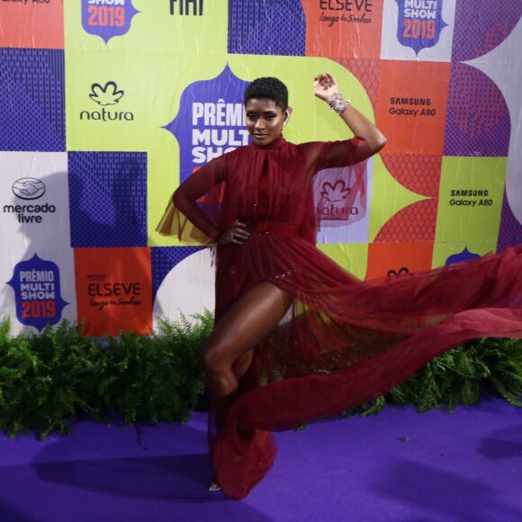 Erika Januza elege vestido fluido no Prêmio Multishow 2019 nesta terça-feira, dia 29 de outubro de 2019