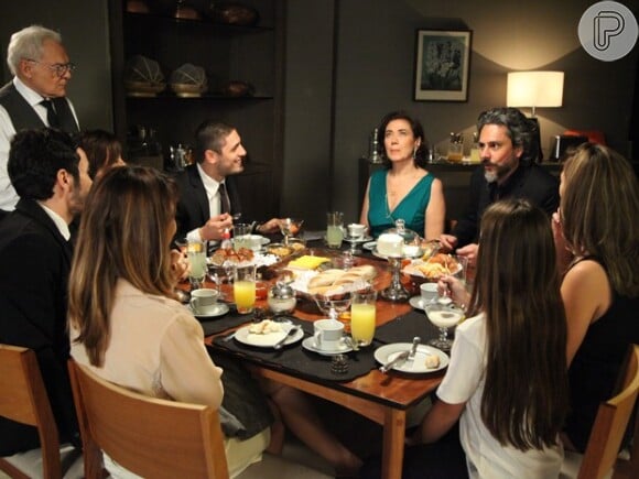 A família Medeiros está toda reunida jantando quando Du (Josie Pessoa) chega à mansão, em 'Império'