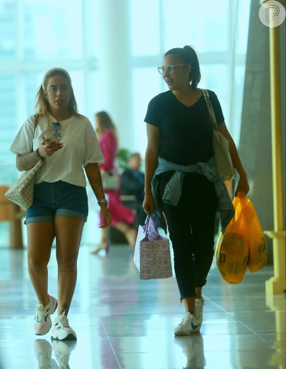 Rafaella Santos escolheu look básico para passeio em shopping do RJ