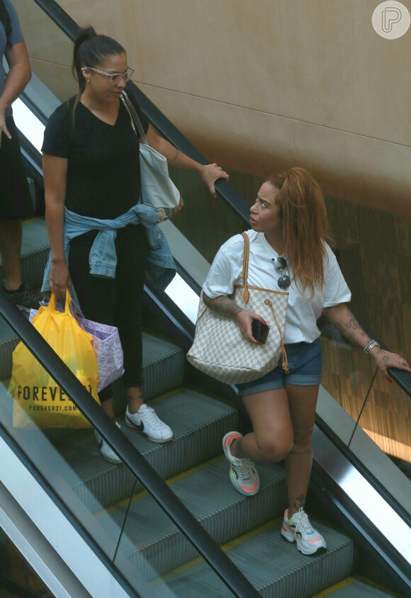 Rafaella Santos fez compras com amiga em shopping no Rio