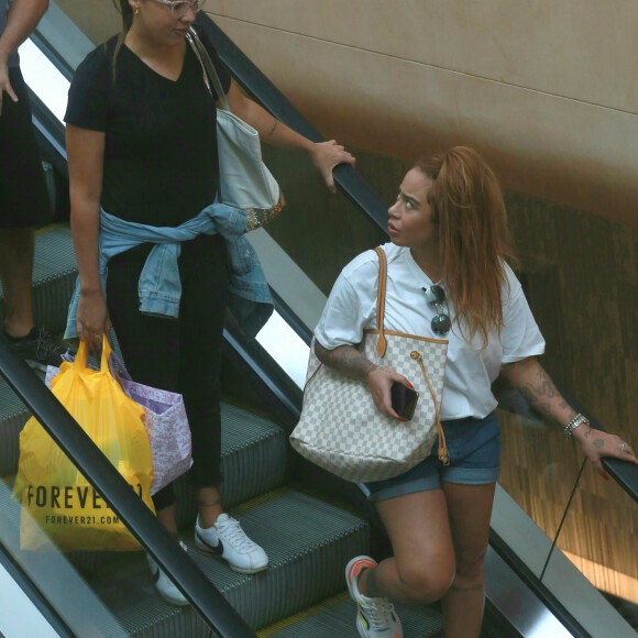 Rafaella Santos fez compras com amiga em shopping no Rio