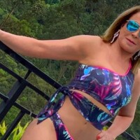 Zilu ganha elogios da web em foto de biquíni na piscina: 'Que mulher admirável'