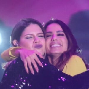 Marília Mendonça e Anitta lançaram música no palco no Prêmio Multishow