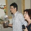 Mateus Solano leva flores para a mulher, Paula Braun, na estreia da peça "Realismo"