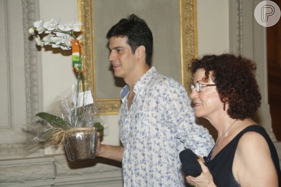 Mateus Solano leva flores para a mulher, Paula Braun, na estreia da peça "Realismo"