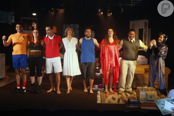 Cissa Guimarães aplaude elenco da peça "Realismo", estrelada por seu filho João velho, em 21 de fevereiro de 2013