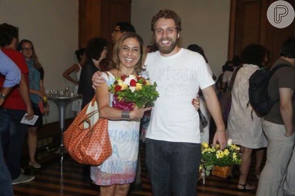 Cissa Guimarães posa com o filho João Velho, que homenageia o irmão Rafael Mascarenhas, morto em 2010: 'Rafiusk eterno'