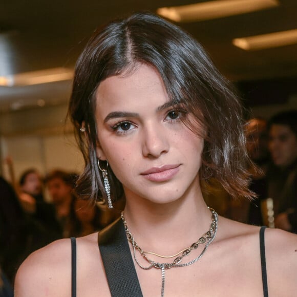 Bruna Marquezine contou que reprova mão de homens em sua cintura nas fotos: 'Não me sinto confortável com um desconhecido me segurando'