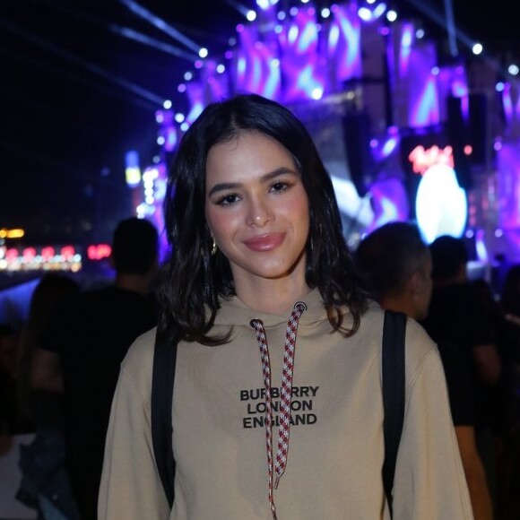 Bruna Marquezine afastou indireta para Anitta ao chorar com Ludmilla em premiação musical: 'Me emocionei com a emoção de uma amiga. Não pode mais isso também?'