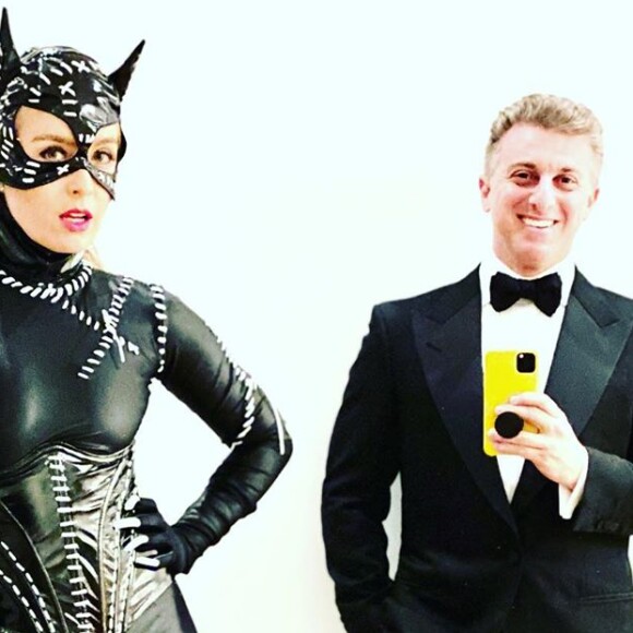 Angélica se vestiu de Mulher-Gato para festa do produtor Léo Fuchs