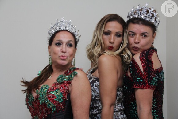 Susama Vieira e David Brazil, coroados, posam com Valesca Popozuda