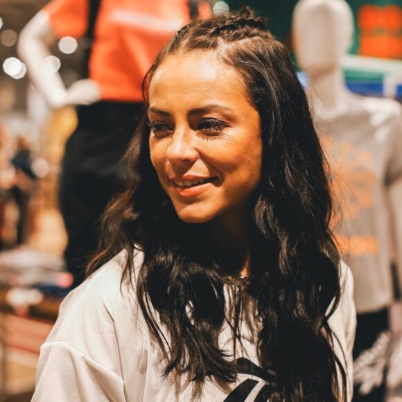 A atriz Paolla Oliveira compareceu a evento da Reebok com look streetstyle