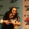 A atriz Paolla Oliveira ganha abraço de fã em evento da Reebok