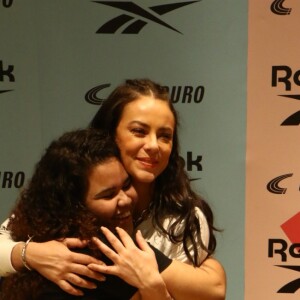 A atriz Paolla Oliveira ganha abraço de fã em evento da Reebok