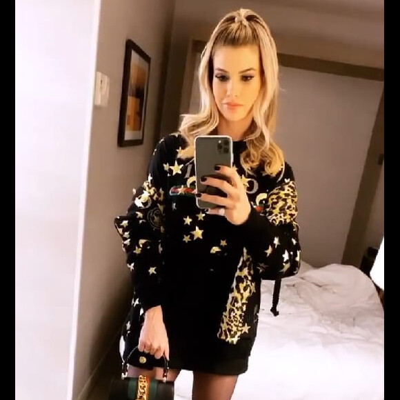 Andressa Suita escolheu T-shirt, casaco e bolsa Gucci