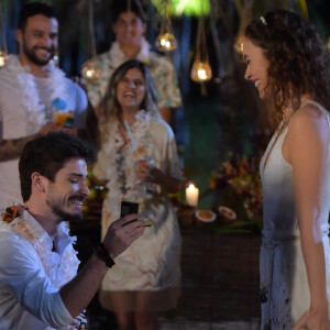 Na novela 'Topíssima', Gustavo (Marcelo Arnal) ficou noivo de Isadora (Amanda Ritcher) em um luau