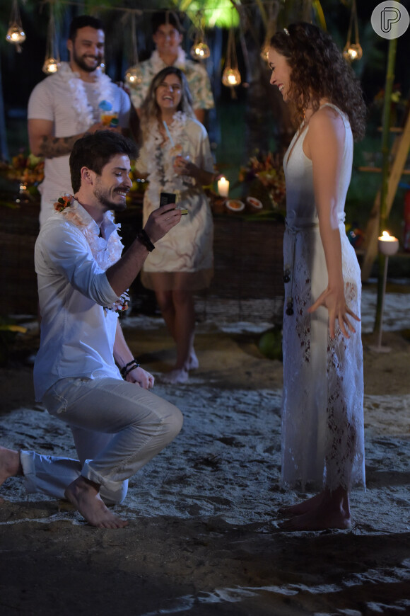 Na novela 'Topíssima', Gustavo (Marcelo Arnal) ficou noivo de Isadora (Amanda Ritcher) em um luau