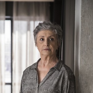 Berta (Ana Lúcia Torres) ouve todos os passos do plano de fuga de Vivi (Paolla Oliveira) na novela 'A Dona do Pedaço'