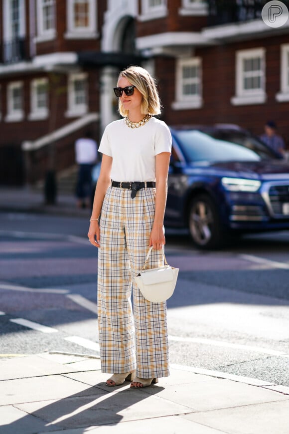 A calça pantalona quadriculada pode combinar com uma t-shirt simples e de cor clara para um office look fresquinho