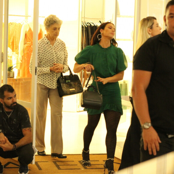 Paolla Oliveira gravou com o vestido uma cena em que Vivi Guedes passeava pelo shopping