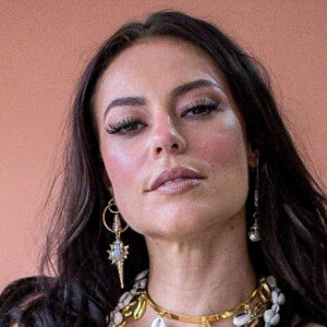 Paolla Oliveira usou vestido branco e acessórios com búzios para gravar o clipe da Grande Rio