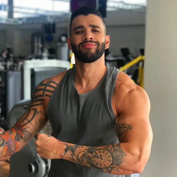 Gusttavo Lima tatuou o 'Embaixador', título que recebeu na Festa do Peão de Barretos 2018, perto da nuca