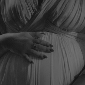 Marília Mendonça mostrou um clique do ensaio de grávida que fez recentemente