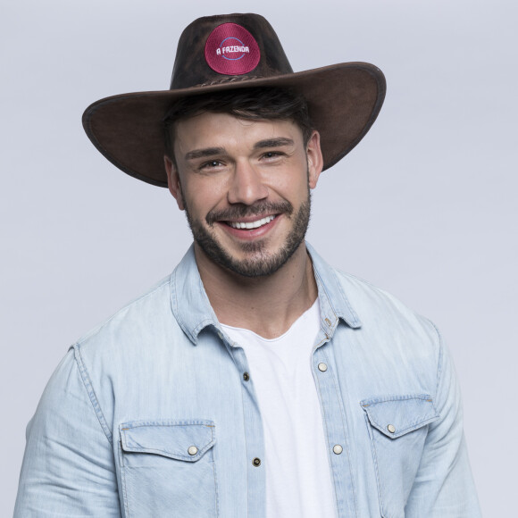 'A Fazenda 11': Lucas Viana tocou o sino do reality, mas vai seguir na competição. Segundo a Record TV, ele não cumpriu todos os passos para desistência