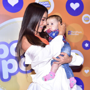 Sabrina Sato paparicou bebê em evento só para mães