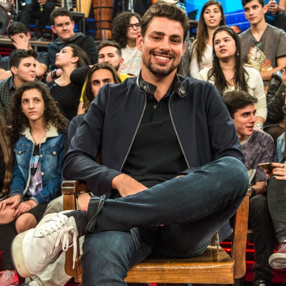 Cauã Reymond fará par romântico com Alinne Moraes em novela