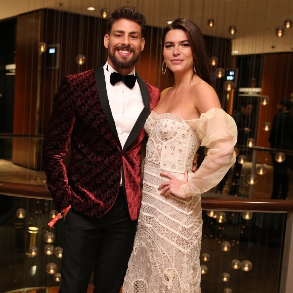 Cauã Reymond contou que a mulher, Mariana Goldfarb, veio para somar na relação