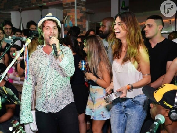 Thaila Ayala curte festa ao lado do cantor Rodrigo Lampreia