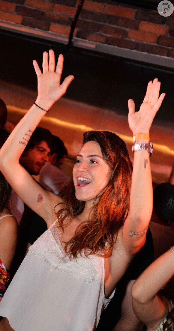 Thaila Ayala se diverte na festa Sambinha no Vidigal, Zona Sul do Rio